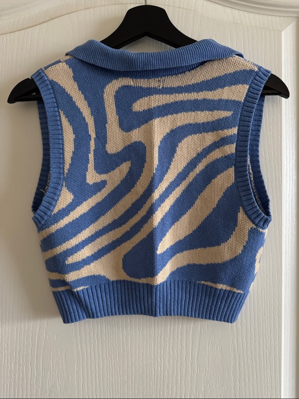 Kendall & Kylie Blue and Cream Patterned Sleeveless Top - Picture 4 of 4